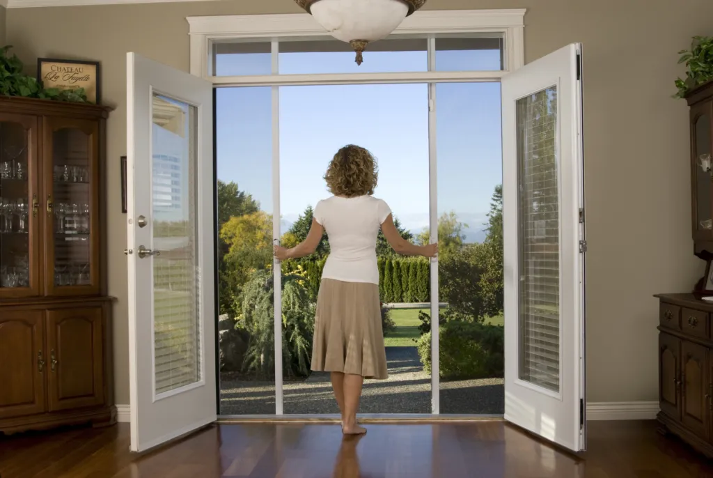Retractable screen door
